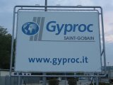  striscione in pvc Gyproc allestito su tubolare in ferro